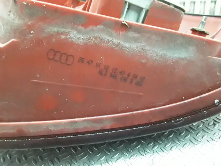 Audi A3/S3 8L (2000 - 2003) 8L0945095B Задний фонарь в кузове — фото 2