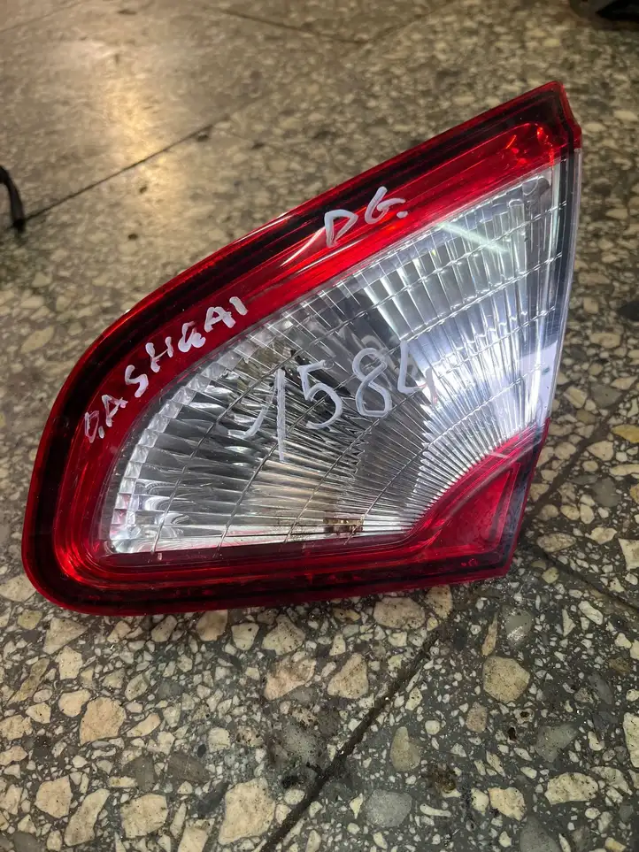 Nissan Qashqai (2006 - 2010) Задний фонарь в крышке багажника — фото 1