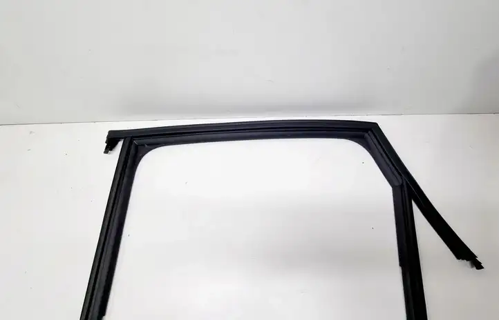 Skoda Karoq (2017 - ) 575839431F Уплотнитель стекла задней двери — фото 3