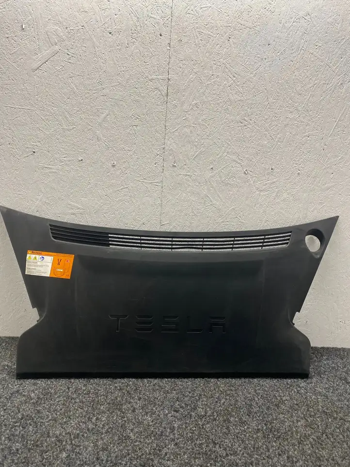 Tesla Model S (2016 - 2021) 1060481-00-C Обшивка бардачка — фото 1