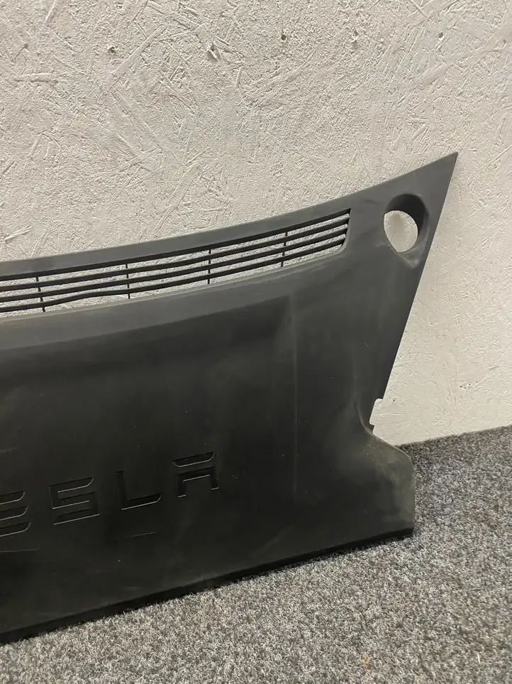 Tesla Model S (2016 - 2021) 1060481-00-C Обшивка бардачка — фото 2