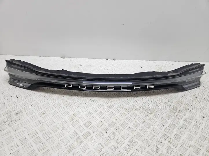 Porsche Macan (95B) (2019 - ) 95B945208F Задний фонарь в крышке багажника — фото 1