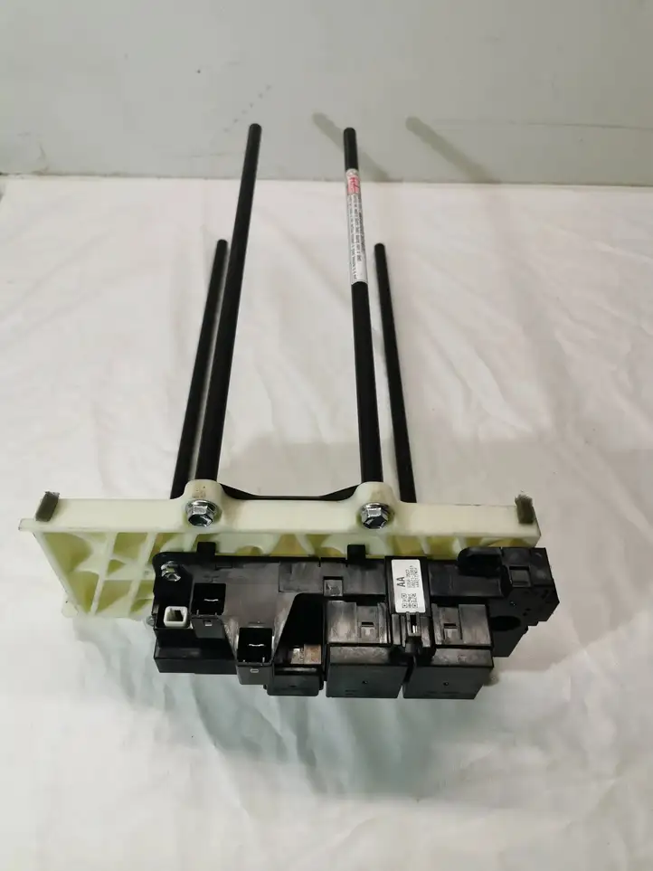 Toyota Auris E180 (2012 - 2018) G92Z133011 Блок монтирования реле — фото 1