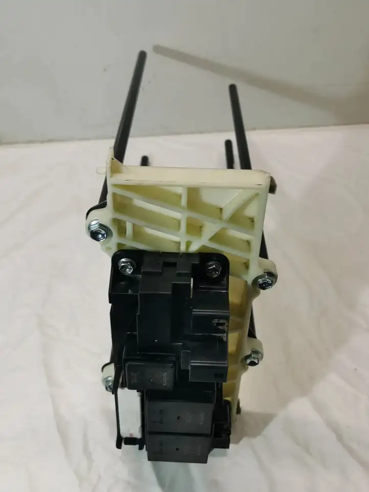 Toyota Auris E180 (2012 - 2018) G92Z133011 Блок монтирования реле — фото 2