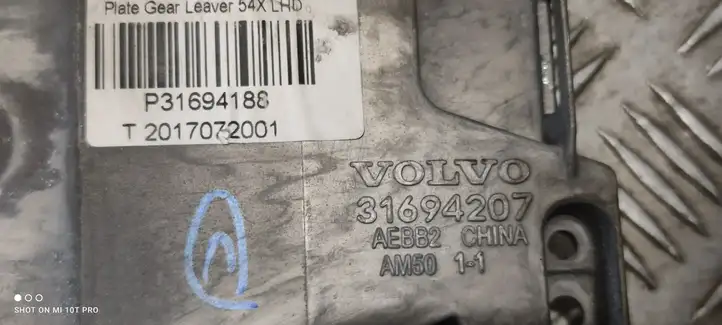 Volvo S90, V90 (2016 - 2020) P31694188 Кронштейн троса переключения передач — фото 2