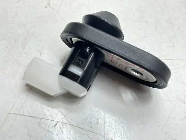 Toyota Land Cruiser (J150) (2009 - ) Датчик открытия задней двери — фото 2
