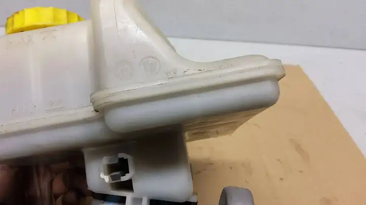 Jeep Grand Cherokee (2010 - 2021) 32668087 Бачок тормозной жидкости — фото 10