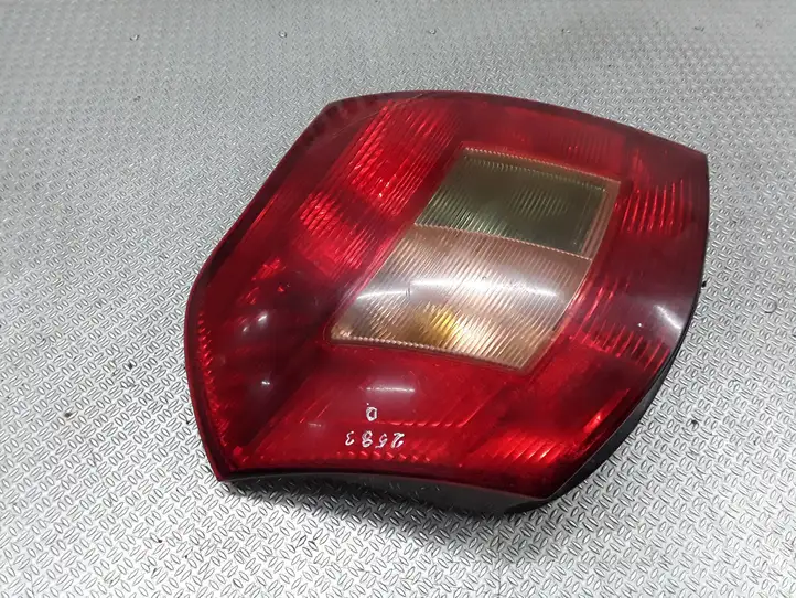 Toyota Corolla E120 E130 (2000 - 2004) Задний фонарь в кузове — фото 2
