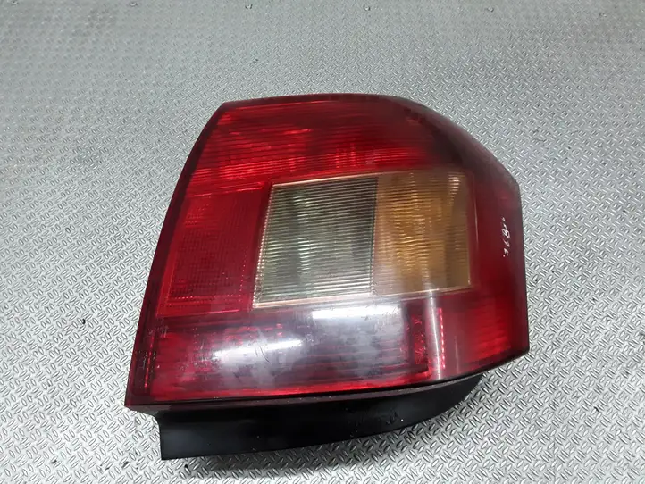 Toyota Corolla E120 E130 (2000 - 2004) Задний фонарь в кузове — фото 1