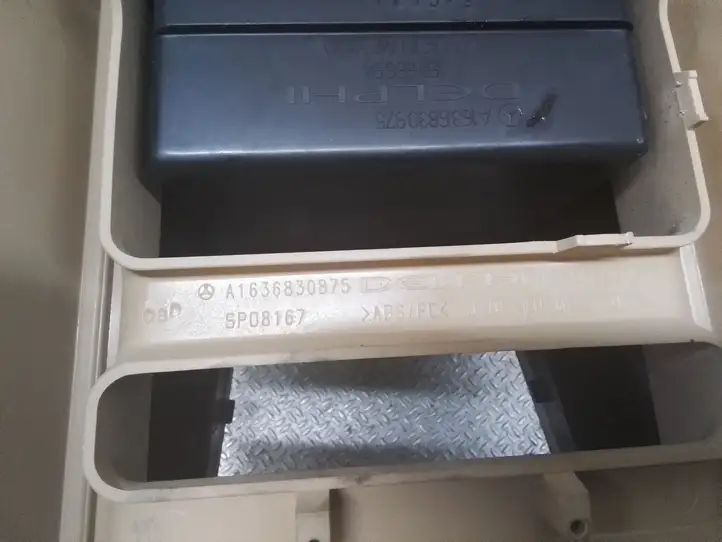Mercedes-Benz ML W163 (1997 - 2005) A1636830875 Центральная консоль — фото 2