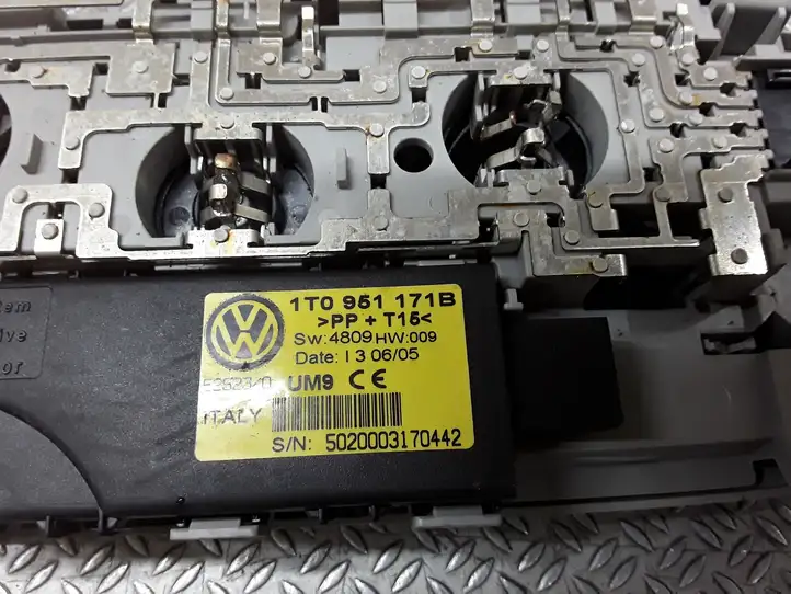 Volkswagen Touran I (2003 - 2010) 1T0951171B Задняя подсветка — фото 2