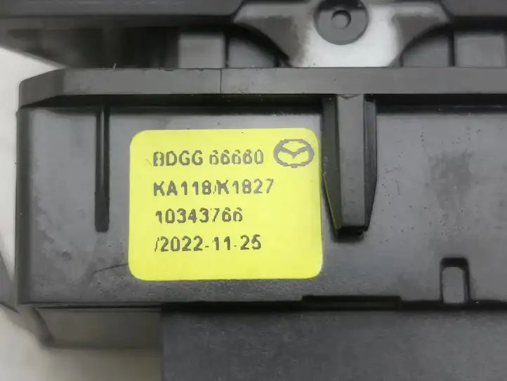 Mazda CX-30 (2019 - ) KA118K1827 Включатель центрального замка — фото 7