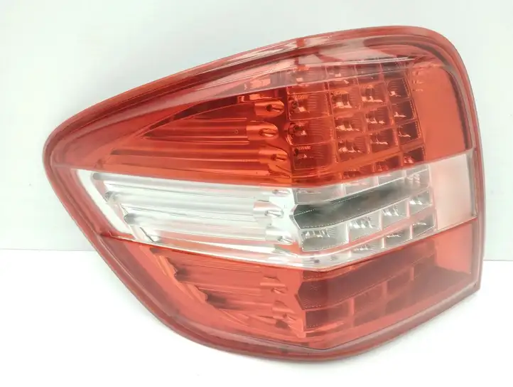 Mercedes-Benz ML W164 (2005 - 2011) A1649064200 Задний фонарь в кузове — фото 1