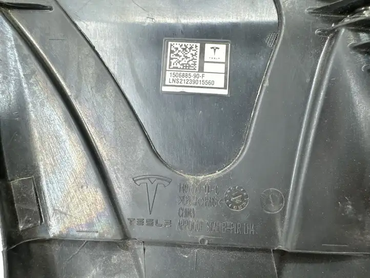 Tesla Model Y (2019 - 2024) 151625500E Наружная накладка стойки B — фото 12