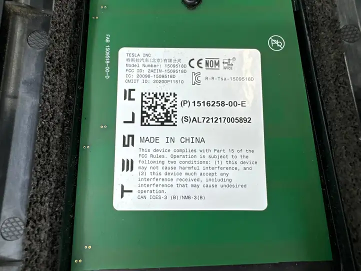 Tesla Model Y (2019 - 2024) 151625800E Наружная накладка стойки B — фото 2