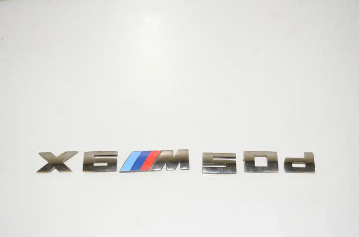BMW X6 F16 (2014 - 2017) 8059012 Эмблема модели — фото 1