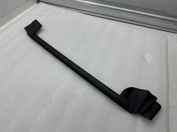 Tesla Model Y (2019 - 2024) 150006400E Уплотнитель стекла задней двери — фото 1