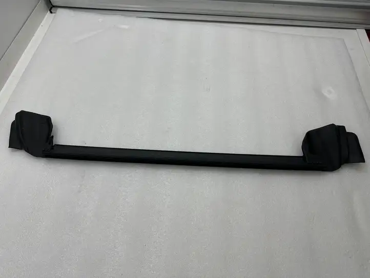 Tesla Model Y (2019 - 2024) 150006400E Уплотнитель стекла задней двери — фото 2