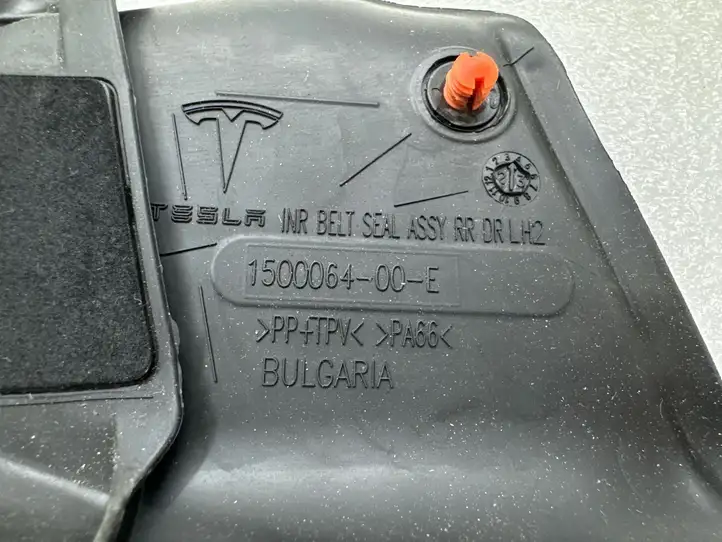Tesla Model Y (2019 - 2024) 150006400E Уплотнитель стекла задней двери — фото 7