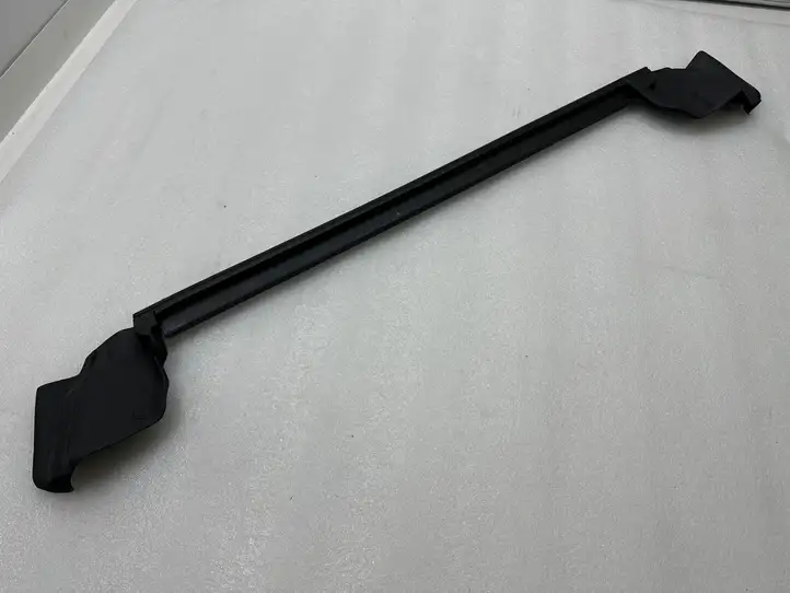 Tesla Model Y (2019 - 2024) 150006500E Уплотнитель стекла задней двери — фото 1