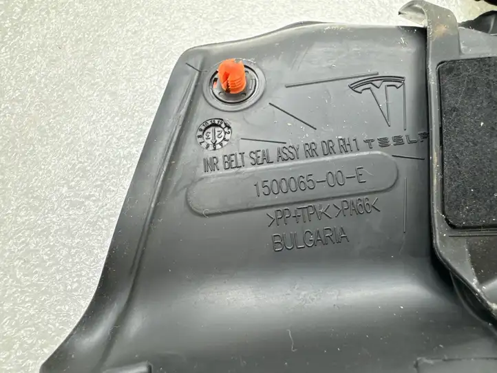 Tesla Model Y (2019 - 2024) 150006500E Уплотнитель стекла задней двери — фото 7