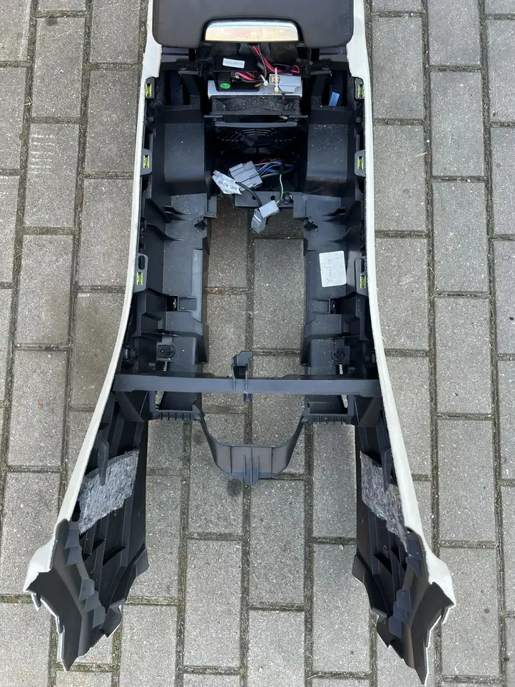 Land Rover Range Rover Sport L494 (2009 - 2013) AH32045A36A Автомобильный холодильник — фото 9