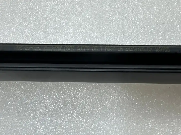 Tesla Model Y (2019 - 2024) 149572000D Накладка стекла задней двери — фото 7