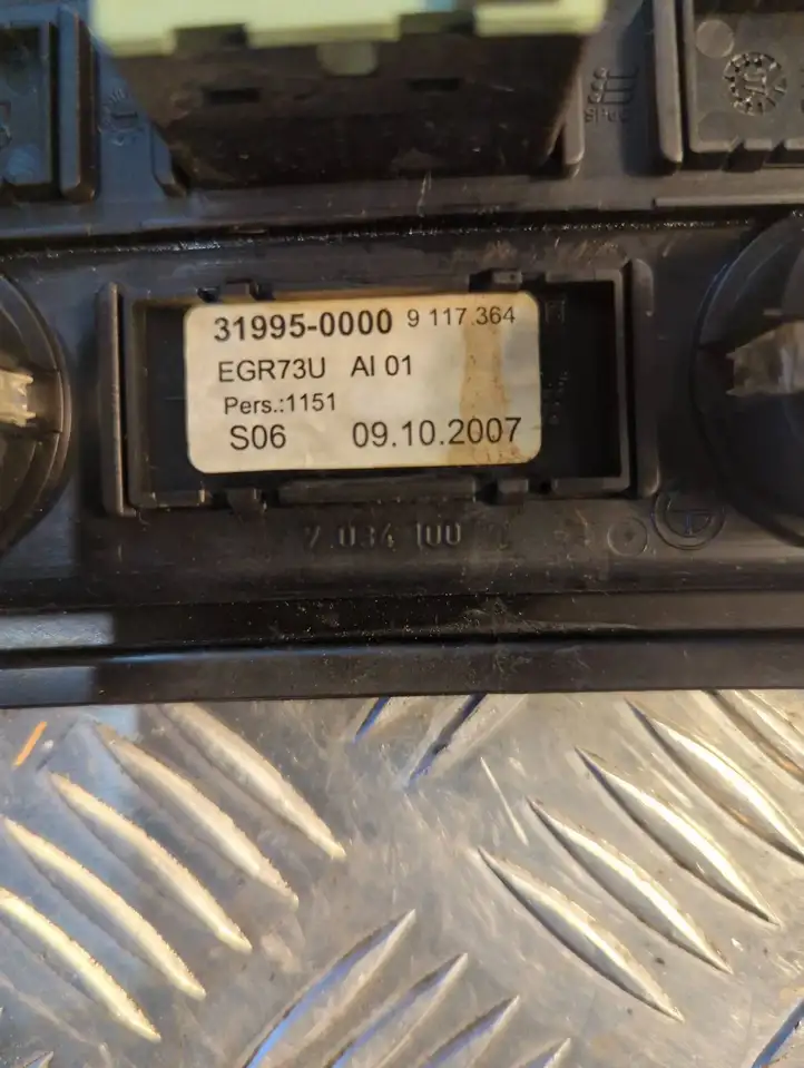BMW 5 E60 E61 (2004 - 2010) 7034100 Накладка заднего прикуривателя — фото 4