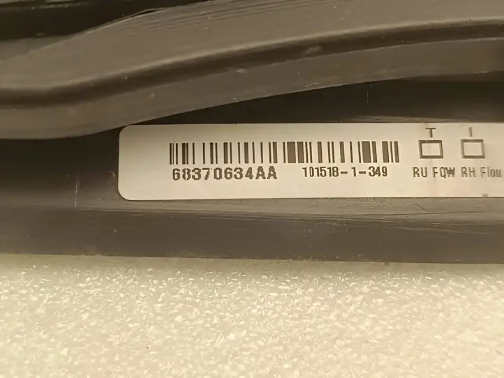 Chrysler Pacifica (2016 - ) 68370634AA Треугольное стекло кузова — фото 5