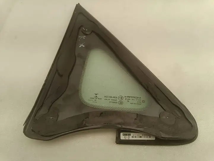 Chrysler Pacifica (2016 - ) 68370635AA Треугольное стекло кузова — фото 3