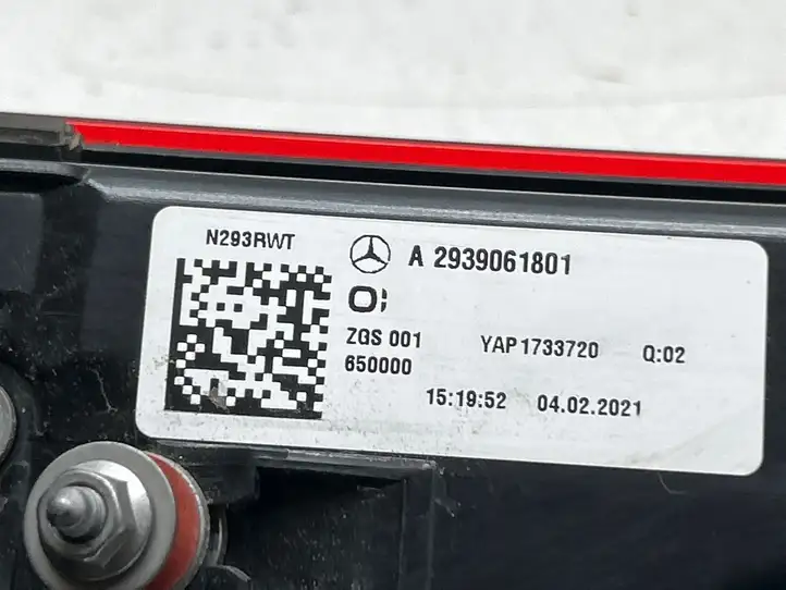 Mercedes-Benz EQC (2018 - ) A2939061801 Задний фонарь в крышке багажника — фото 2
