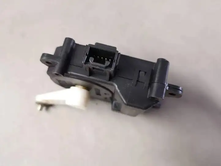 Toyota Corolla Verso AR10 (2004 - 2009) 0637008680 Двигатель задвижки потока воздуха — фото 2