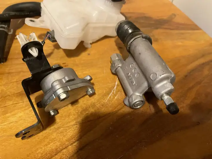 Honda CR-V (2017 - 2022) Бачок сцепления — фото 2