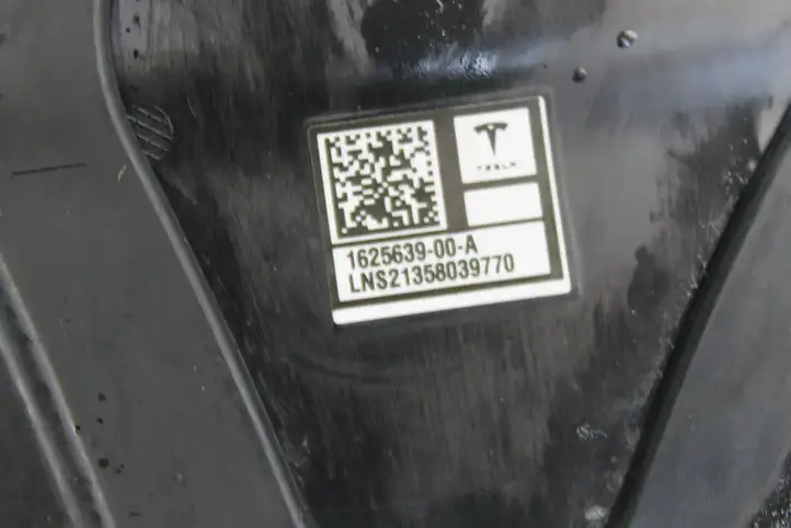 Tesla Model Y (2019 - 2024) 162563900A Наружная накладка стойки B — фото 9