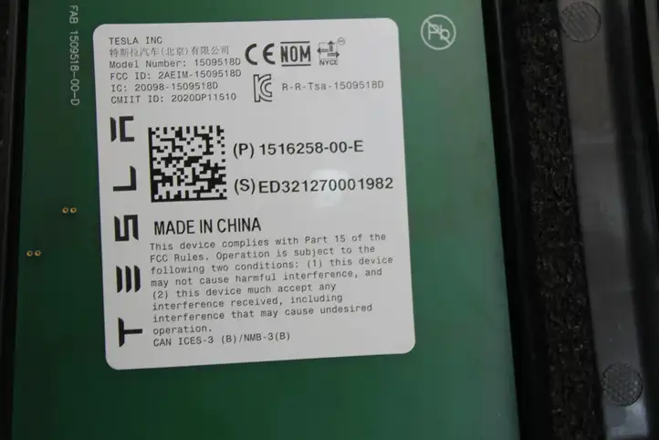 Tesla Model Y (2019 - 2024) 151625800E Наружная накладка стойки B — фото 10