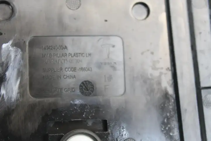 Tesla Model Y (2019 - 2024) 151625800E Наружная накладка стойки B — фото 11