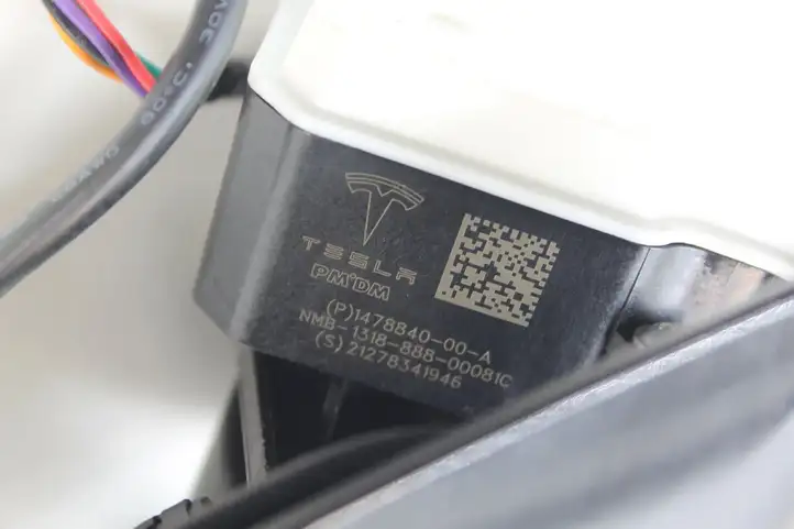 Tesla Model Y (2019 - 2024) 150551400D Крышка зарядного разъема — фото 4