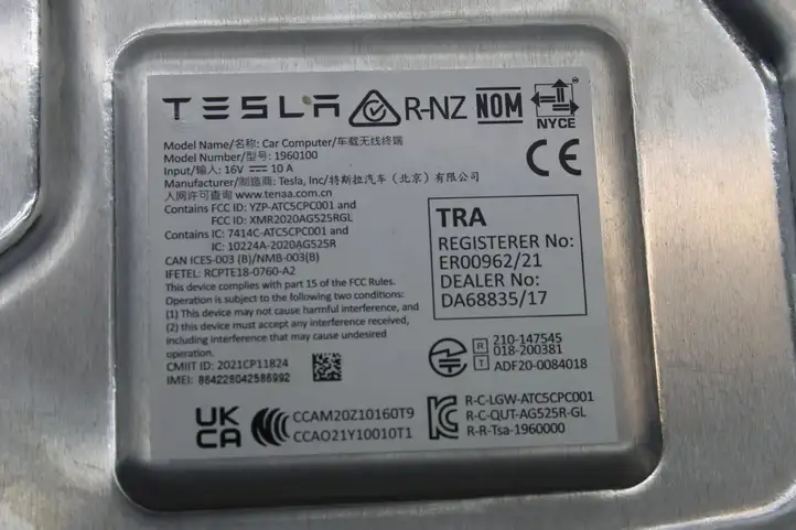 Tesla Model Y (2019 - 2024) 168443505D Прочие блоки управления — фото 17