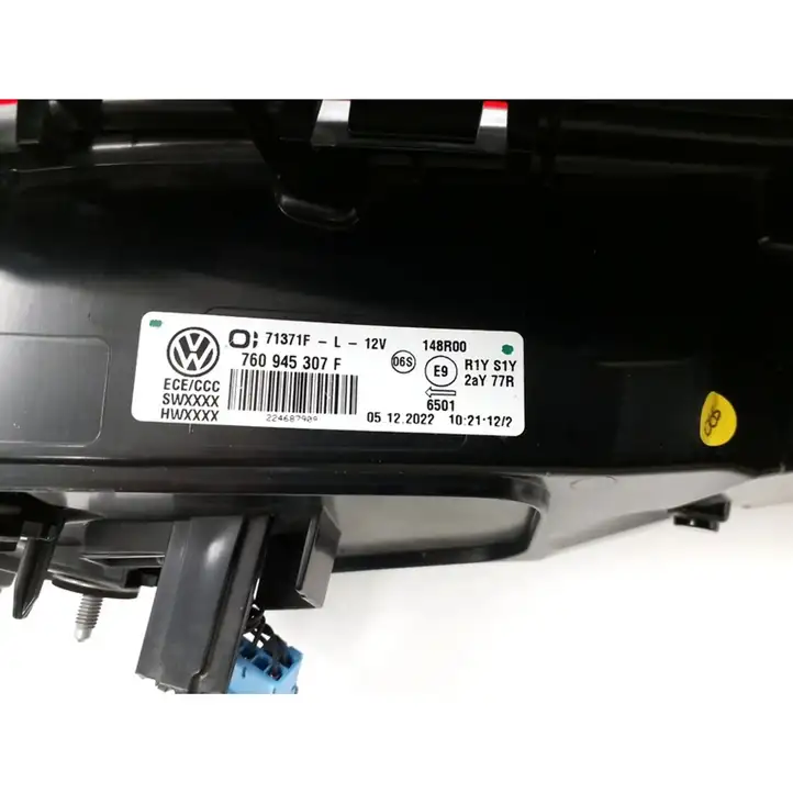 Volkswagen Touareg II (2010 - 2018) 760945307F Задний фонарь в крышке багажника — фото 8
