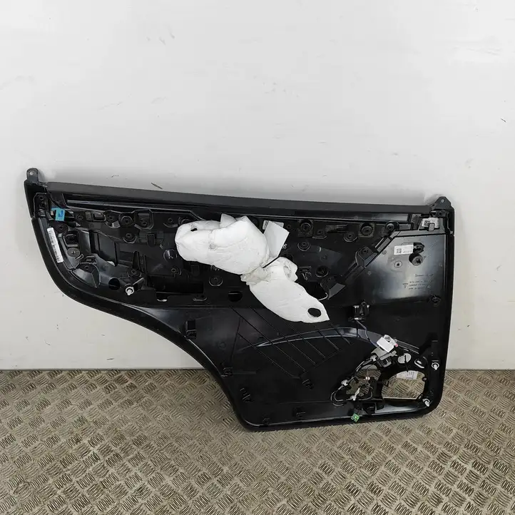 Tesla Model X (2015 - 2021) 105800421K Обшивка задней двери — фото 2