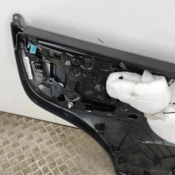 Tesla Model X (2015 - 2021) 105800421K Обшивка задней двери — фото 4