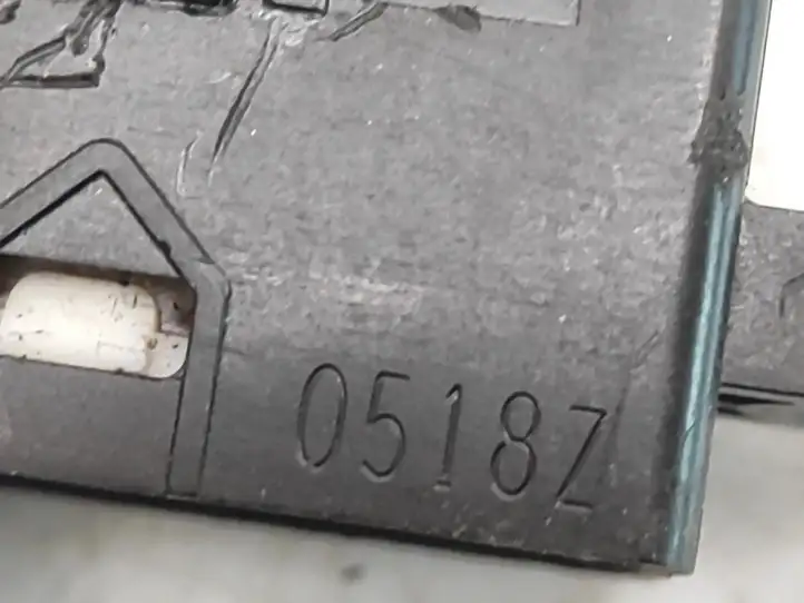 Subaru Outback (2009 - 2014) 0518Z Кнопка стеклоподъемников — фото 7