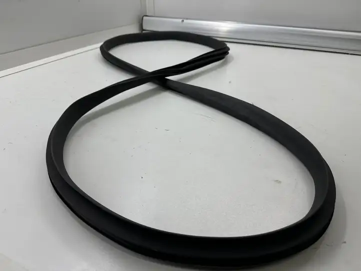 Tesla Model Y (2019 - 2024) 149767591D Уплотнитель кузова — фото 4
