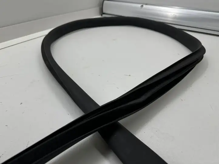 Tesla Model Y (2019 - 2024) 149767591D Уплотнитель кузова — фото 5