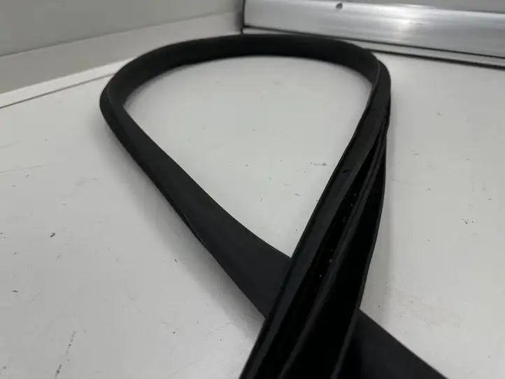 Tesla Model Y (2019 - 2024) 149767591D Уплотнитель кузова — фото 6