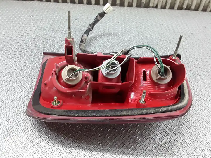 Toyota RAV 4 (XA20) (2000 - 2005) Задний фонарь в кузове — фото 2