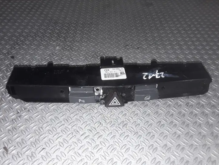 Opel Zafira B (2006 - 2008) 13100106 Включатель аварийных фонарей — фото 1