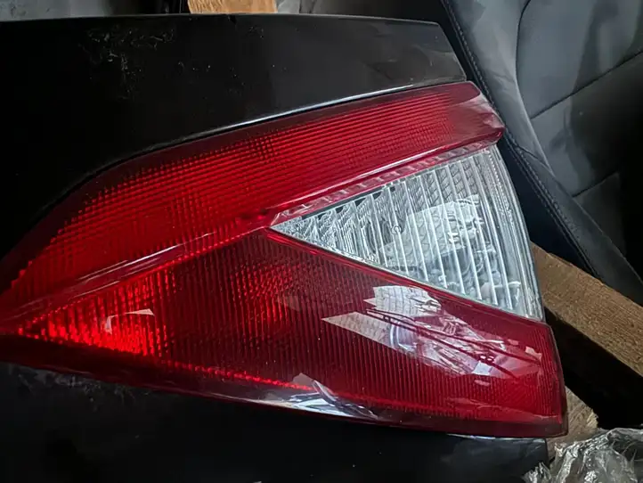 Maserati GranTurismo (2007 - 2019) 231568 Задний фонарь в крышке багажника — фото 1
