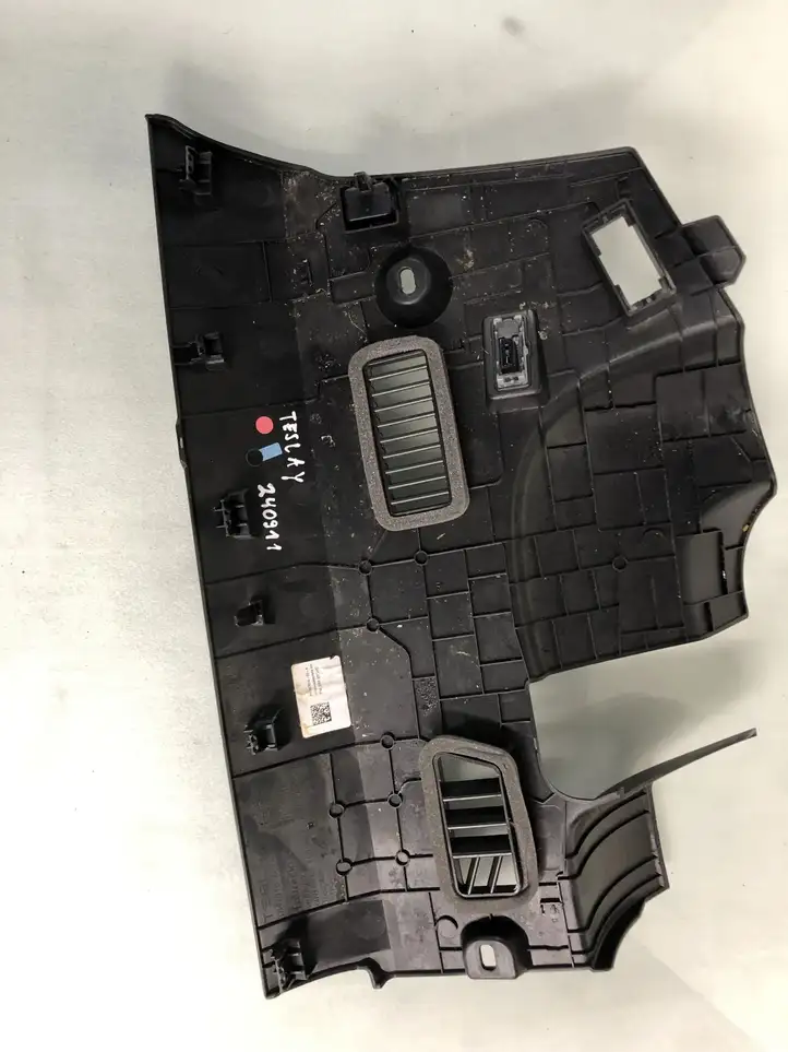 Tesla Model Y (2019 - 2024) 164791400A Нижняя отделка панели приборов — фото 5