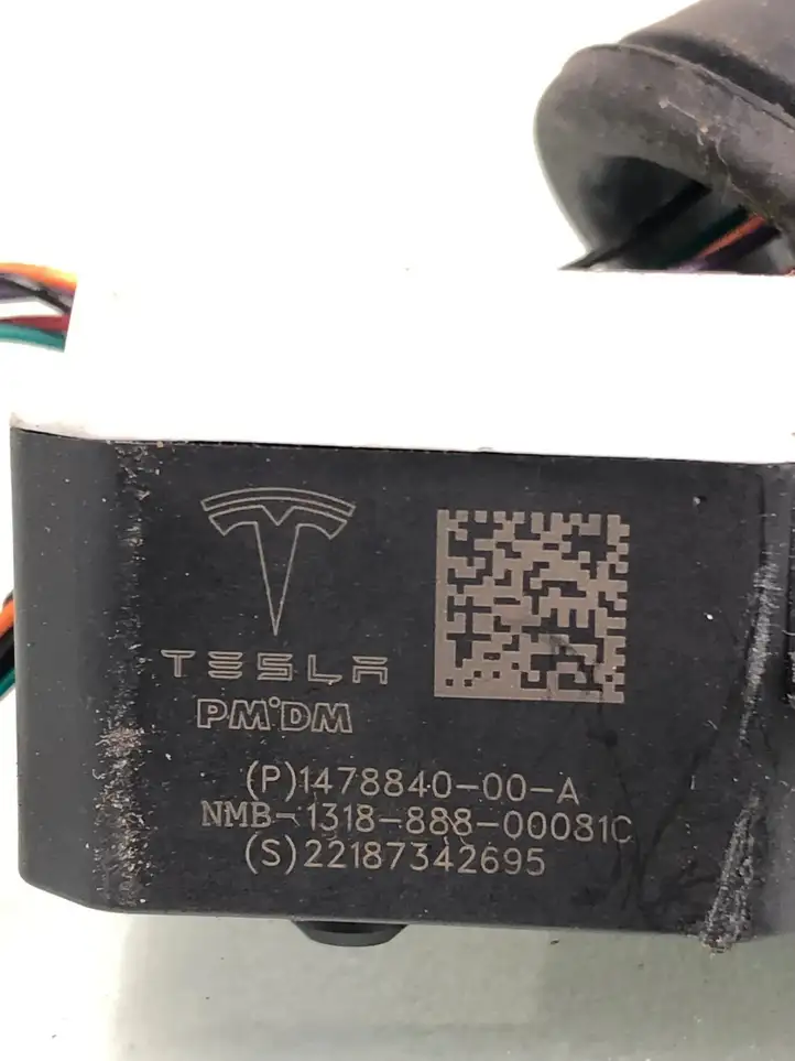 Tesla Model Y (2019 - 2024) 1478840-00-A Замок крышки топливного бака — фото 5